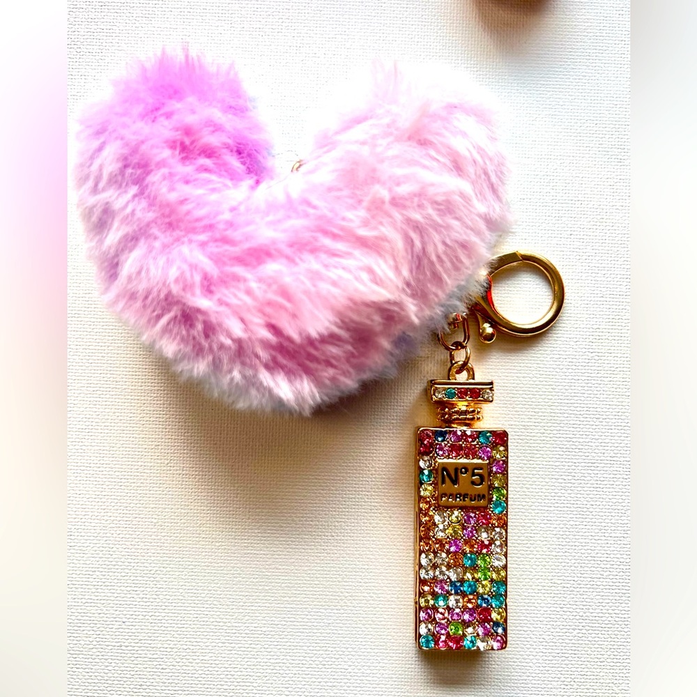 Llavero (Keychain) con pompón en forma de corazón en dos tonos.